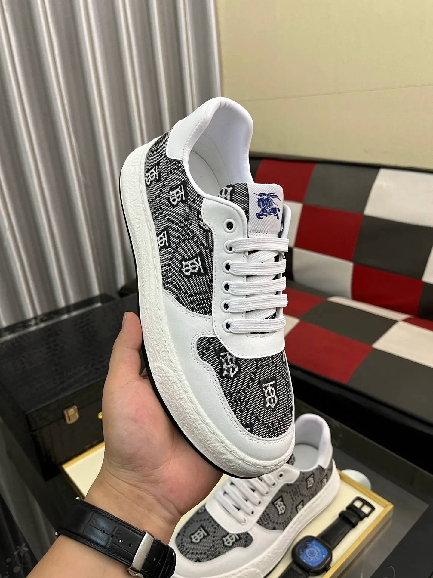 Men's Men's Shoes💰420⌚️⌚️Burberry---Size: 38-44 Burberry men's classic casual shoes! Imported silk cowhide combined with classic plaid fabric, fashionable and British style, imported calfskin lining, super soft and waxy, very comfortable on the feet! 2️⃣colors available